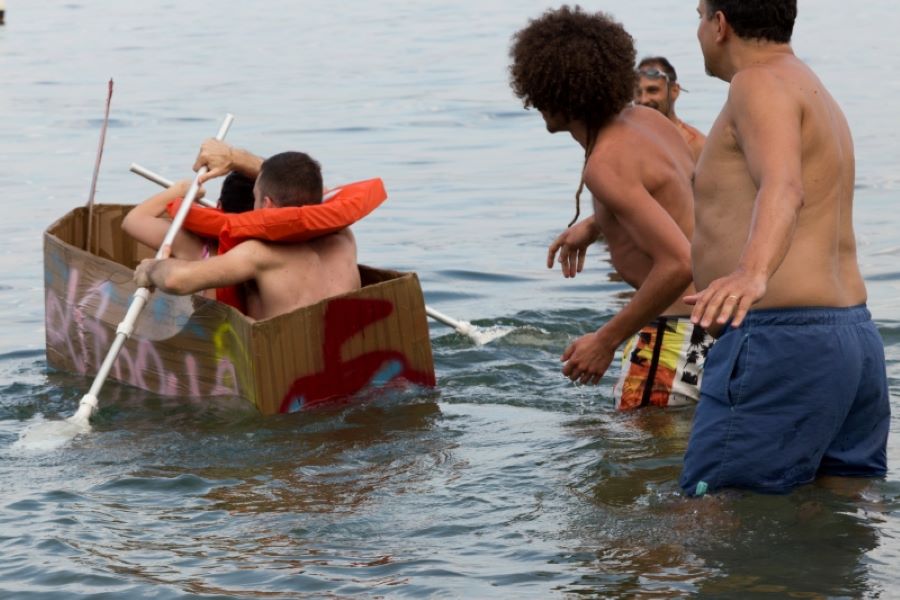 https://www.teambuildingmilano.it/team-building/team_building_outdoor/team_building_cartoon_boat/accenture_carton_boat.html